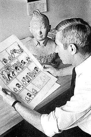 Hergé, en su estudio trabajando en una página de 'Tintín'.