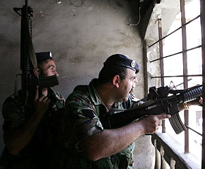 Soldados libaneses toman posiciones en un edificio en Trpoli. (Foto: AFP)
