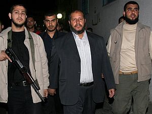 Jalil al Hayya, en el centro, a salvo tras los ataques. (Foto: AFP)