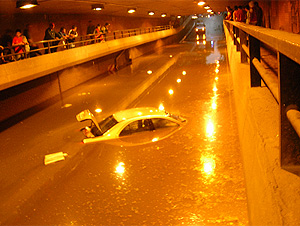 El tnel del Chorrillo, en Alcal de Henares, inundado el domingo por la noche. (Foto: Jaime G. Treceo)