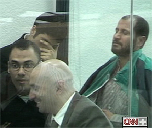 Al fondo, Abdelmajid Bouchar, y a su lado, 'El Egipcio', reflejaban la semana pasada malestar por la huelga de hambre. (Foto: CNN+)