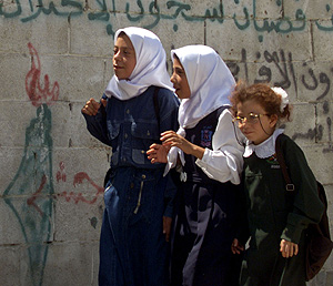 Estudiantes palestinas paseando. (Foto: Ahmed Jadallah)