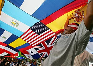 Un inmigrante latinoamericano muestra las banderas de varios pases durante una manifestacin a favor de sus derechos. (Foto: AFP)