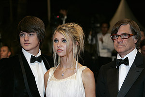 Van Sant (dcha.) con los protagonistas de su filme, Jake Miller (izqda.) y Taylor Momsen (centro). (Foto: AFP)