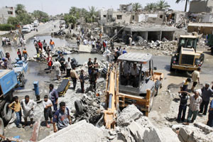 Iraques buscan vctimas entre los escombros tras la explosin del coche bomba. (Foto: EFE)