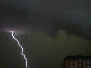 Imagen de la tormenta tomada por un ciudadano en Madrid. (Foto: Juan Lacruz Martn)