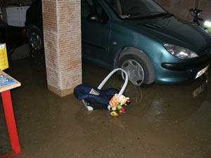 Las lluvias inundaron varios hogares, como ste, en Villalbina. (Foto: Antonio Toledano)