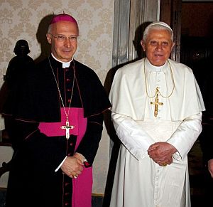 El Papa Benedicto XVI (d) posa con el presidente de la Conferencia Episcopal Italiana, Angelo Bagnasco. (Foto: EFE)