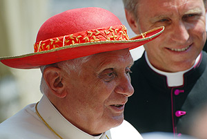 El Pontífice ha lucido un curioso sombrero durante la audiencia. (Foto: AFP)