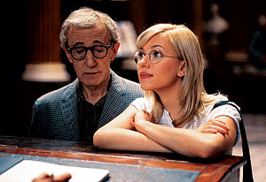 Woody Allen y Scarlett Johansson en una escena de 'Scoop', su segundo trabajo juntos.