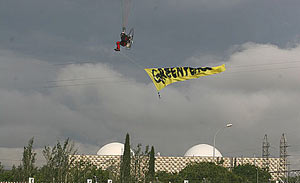 Un activista, sobrevolando la central. (Foto: Greenpeace)