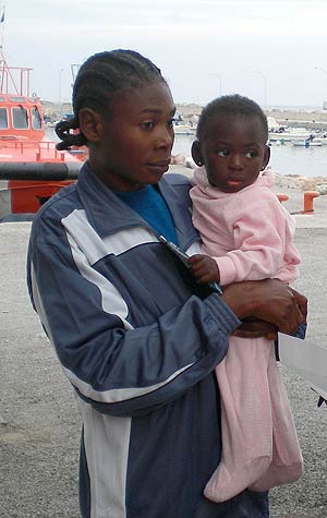 Una ghanesa de 24 aos que viajaba con su beb en la patera. (Foto: EFE)
