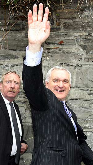 El primer ministro irlandes tras deporsitar su voto. (Foto: AFP)