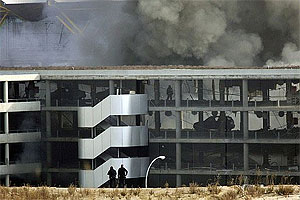 Los bomberos intentan sofocar el incendio producido en el aparcamiento de la T4 tras la explosin el 30 de diciembre. (Foto: AFP)