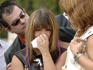 Dos familiares tratan de consolar a una joven. (Foto: EFE)