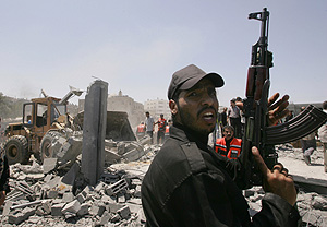 Un miembro de Hamas observa los destrozos producidos por un bombardeo israel. (Foto: REUTERS)