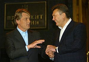 Yuschenko (izda. ) y Yanukovich (dcha.) charlan tras el anuncio. (Foto: AP)