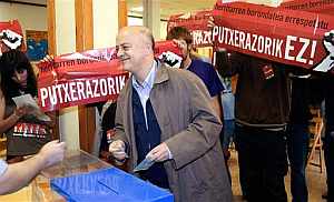 Simpatizantes de ANV increpan a Odn Elorza, alcalde de San Sebastin. (Foto: AP)