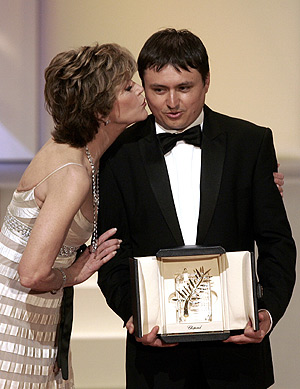 El director Cristian Mungiu recoge el premio de manos de Jane Fonda. (Foto: REUTERS)