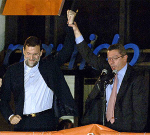 Gallardón levanta el brazo de Mariano Rajoy en el balcón de la sede del PP en Génova. (EFE)