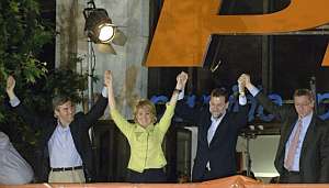 Mariano Rajoy, junto a Ángel Acebes, Esperanza Aguirre y Alberto Ruiz Gallardón saludan desde la sede del PP. (Foto: EFE)