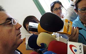 Miguel Sanz (UPN) habla para los medios. (Foto: EFE)