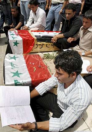 Un grupo de universitarios, en el entierro de unos compañeros muertos tras un ataque. (Foto: EFE)