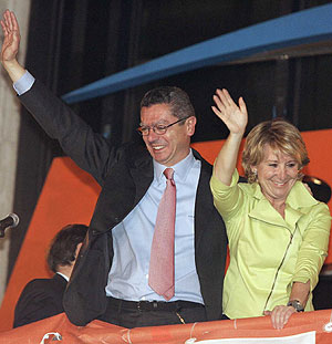 Alberto Ruiz-Gallardn y Esperanza Aguirre celebran el triunfo electoral. (Foto: C. Barajas)