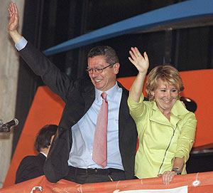 Gallardón y Aguirre saludan victoriosos. (Foto: EFE)