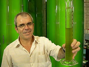 Christian Gomis muestra una probeta con milllones de algas. (Foto: G.C.D. )