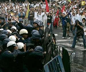 La polica forma una barrera para impedir el paso de los manifestantes. (Foto: AP)