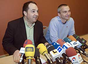 Pernando Barrena y Joseba Permach, en rueda de prensa en San Sebastin. (Foto: EFE)