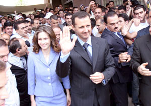 Bachar Al Asad acude a votar en la Universidad de Damasco, acompaado por su mujer. (Foto: EFE)