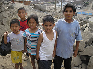 Nios del barrio peruano de San Juan de Lurigancho. (Foto: Y. Jimnez)