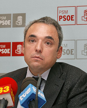 Rafael Simancas, durante la rueda de prensa en la que ha anunciado que no repetir como candidato en 2011. (Foto: EFE)