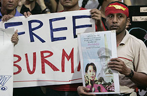 Activistas birmanos muestran carteles con la imagen de la lder de la oposicin durante una protesta. (Foto: REUTERS)