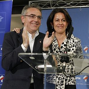 Sanz y la alcaldesa de Pamplona, Yolanda Barcina comparecen ante los medios para valorar los resultados electorales. (Foto: EFE)