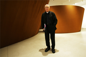 Richard Serra frente a su trabajo 'Sequence' en el MoMA. (Foto: AP)