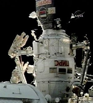 Los astronautas, durante su paseo espacial. (Foto: AP)