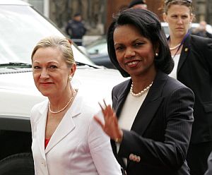 Condoleezza Rice y la comisaria europea de Relaciones Exteriores, Benita Ferrero-Waldner. (Foto: AFP)