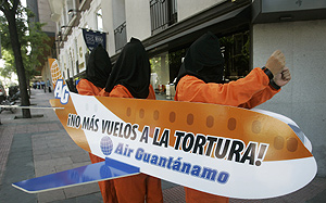 Miembros de Amnista Internacional protestan en madrid ante la visita de Rice (Ms imgenes). (Foto: EFE)