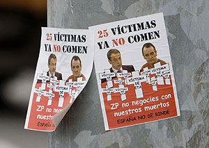 Cartel contra De Juana y Zapatero en las inmediaciones del Hospital Donostia de San Sebastin. (Foto: Justy Garca)
