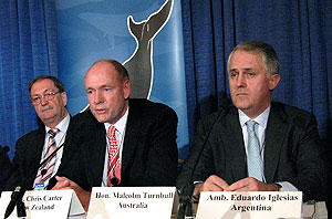 Representantes de Australia, Nueva Zelanda y Argentina en una rueda de prensa en Anchorage. (Foto: AFP)