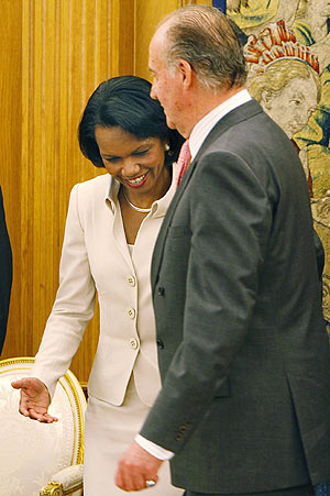 La secretaria de Estado de EEUU, Condoleezza Rice, junto al Rey. (Foto: EFE)