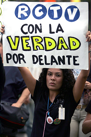 Una trabajadora de RCTV se manifiesta en Caracas. (Foto: AFP)