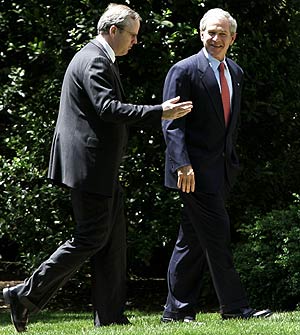 Bartlett, junto a Bush, el pasado 10 de mayo tras una reunión en el Pentágono. (Foto: AP)