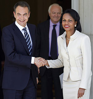Zapatero y Rice se saludan en La Moncloa, en presencia de Moratinos. (Foto: AP)
