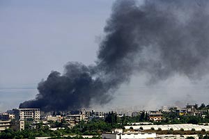Una columna de humo sale del campamento de Nahr al Bared, en El Lbano. (Foto: REUTERS)