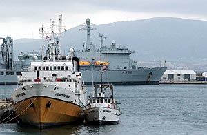 El navo 'cazatesoros' estadounidense Odyssey, atracado en el puerto de Gibraltar, el 26 de enero de 2006. (Foto: EFE)