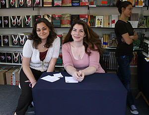 Las escritoras de literatura fantstica Laura Gallego y Stephenie Meyer. (Foto: J. M. Plaza)